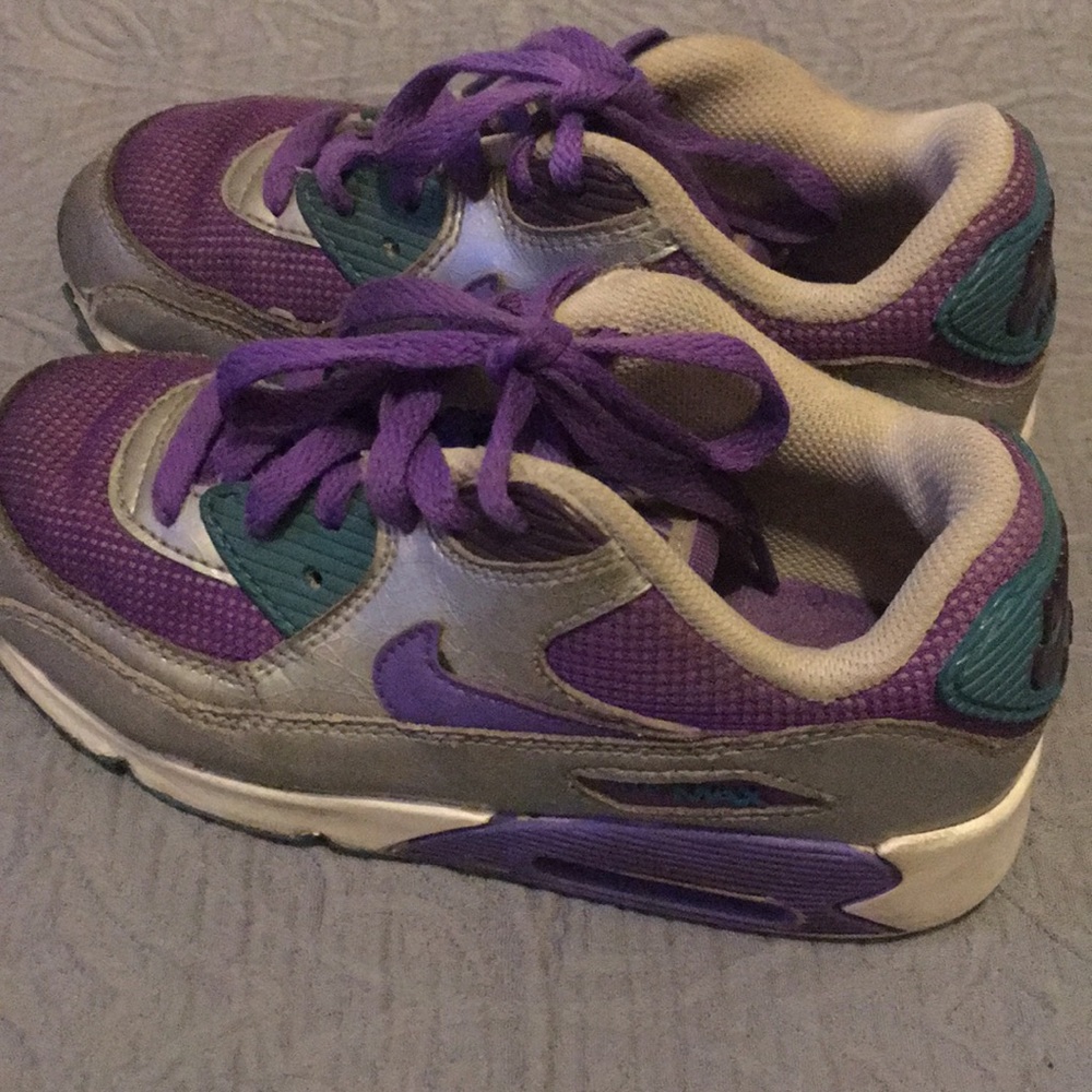 A size 1 Air Max  Nike tennis shoe for girls.